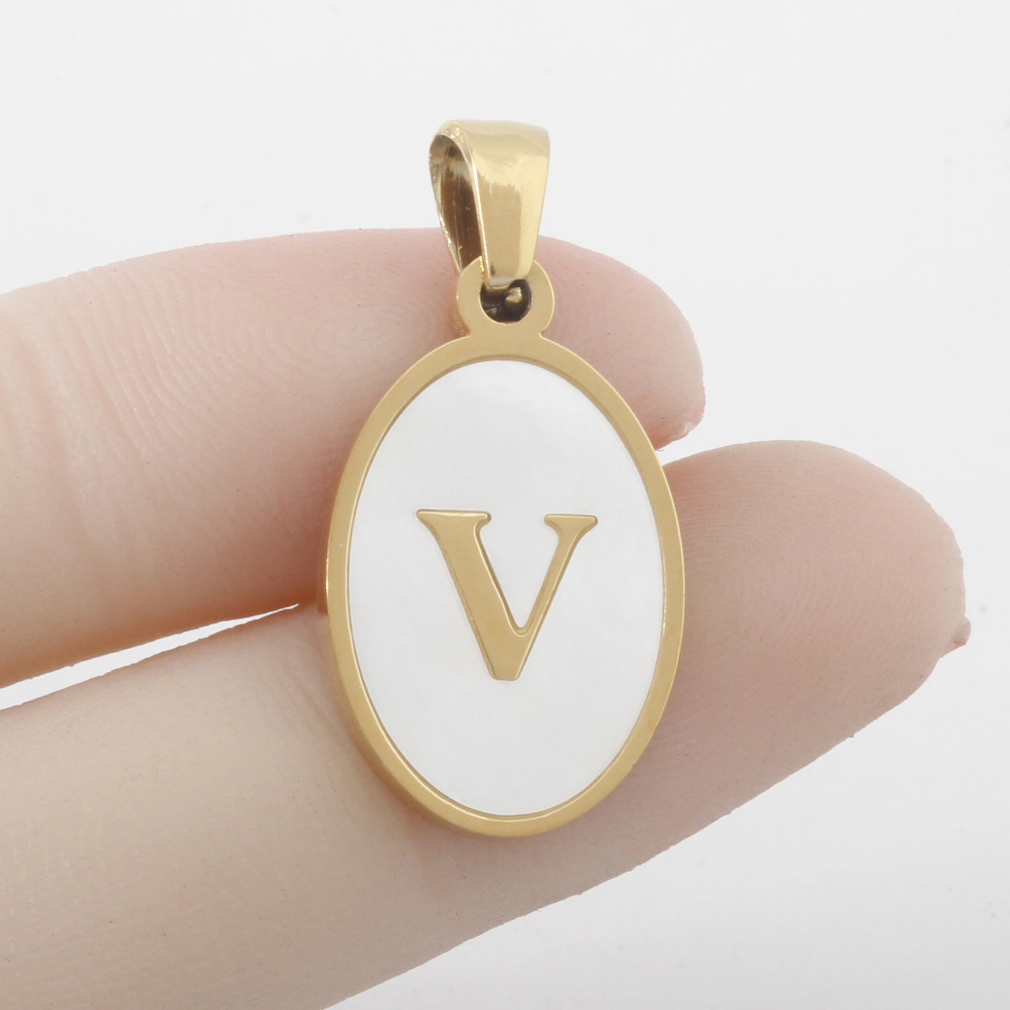 字母V吊坠
